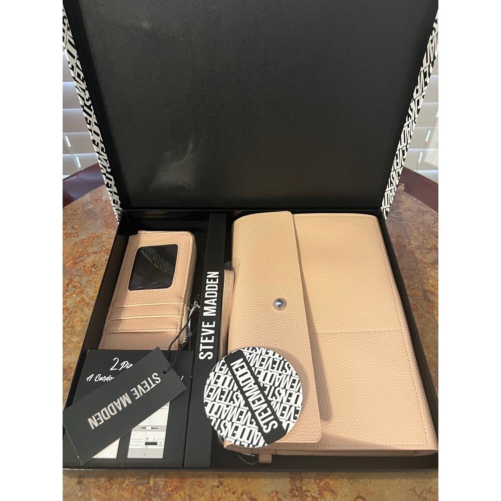 Steve Madden 2 Piece Set Card Case And Travel Pouch